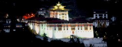 Il Bhutan sorprende sempre. Viaggio con Navyo Nepal Discover asia. Nella foto il Paro Rimpung Dzong illuminato di notte.