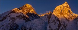 Nepal, il classico Everest trek, Everest e Nuptse al tramonto.
