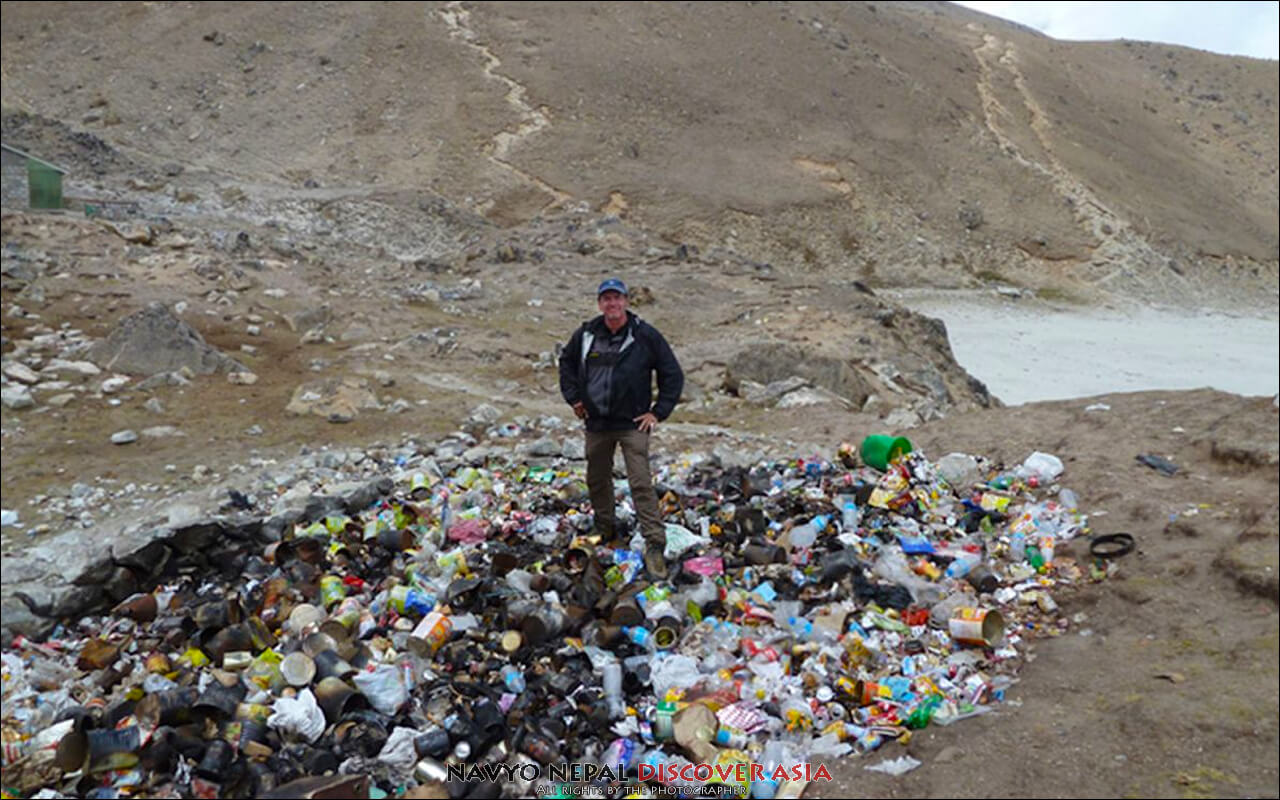 Un mucchio di rifiuti vicino a Gorak Sheep, oltre 5000 m!