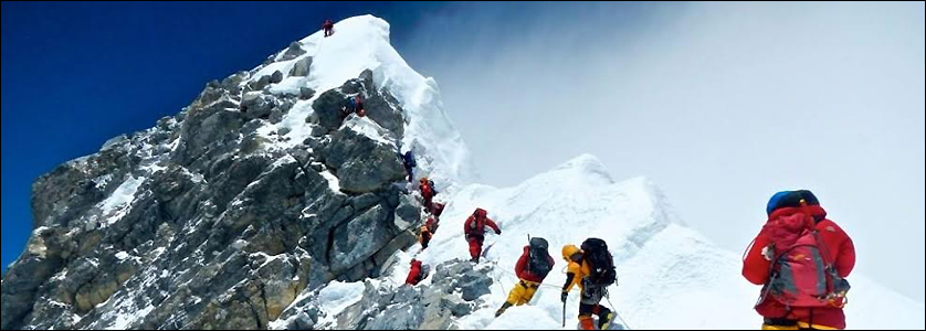 Everest, alpinisti sotto la vetta della montagna piu alta del mondo.