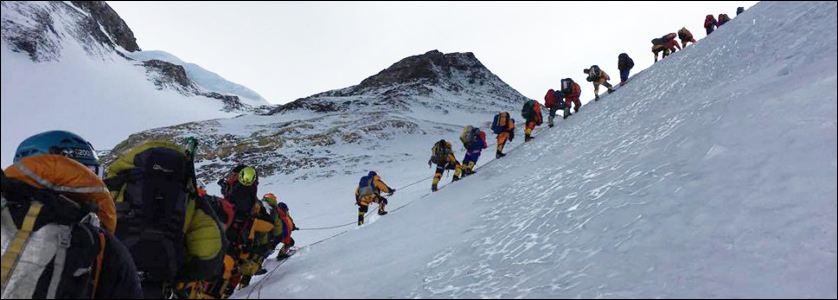 Carovana di alpinisti sul monte Everest.
