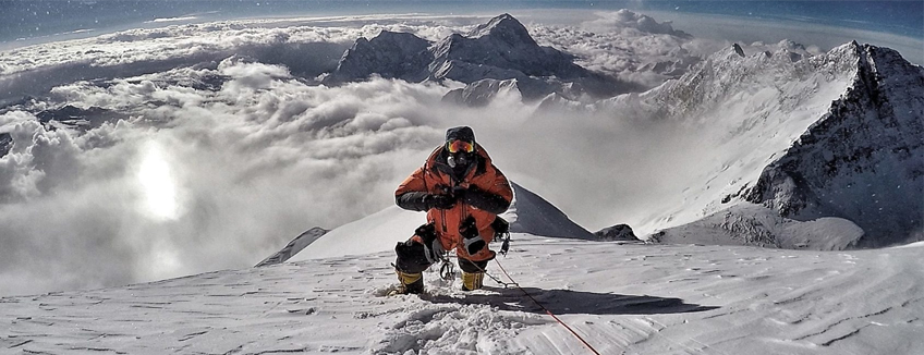 Nims sull"Everest con dietro Makalu e Lhotse