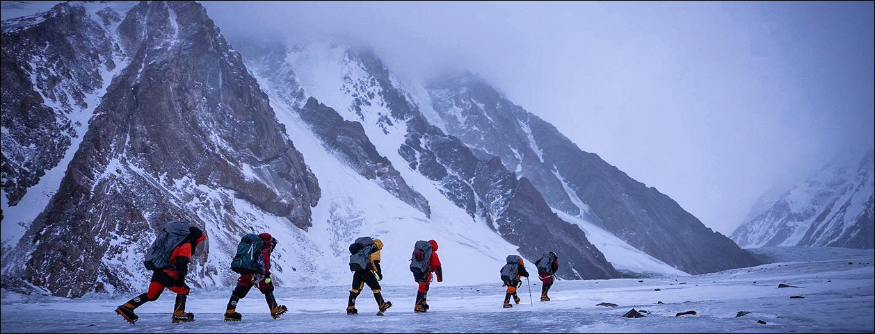 Nirmal Purjas team durante l'avvicinamento al K2