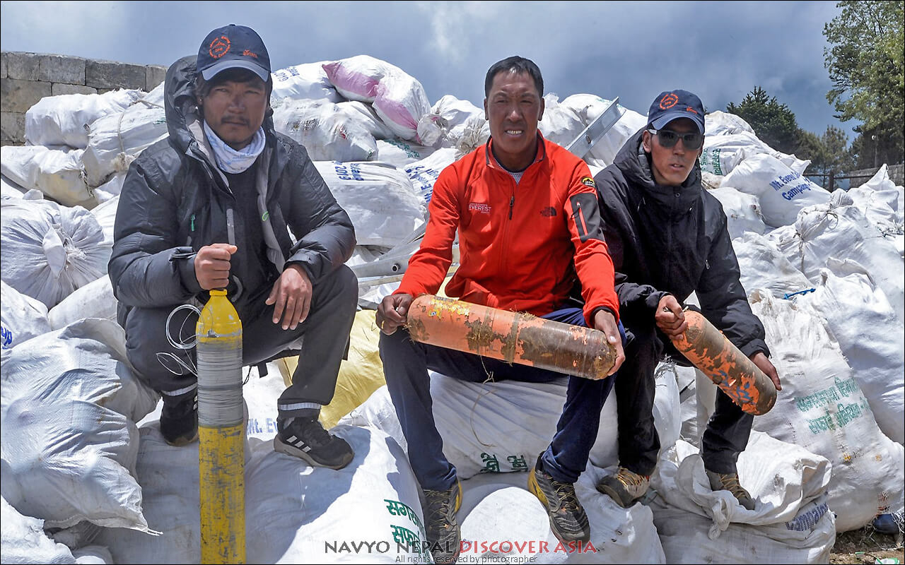Una montagna di rifiuti lasciati dalle spedizioni sulle montagne del Nepal
