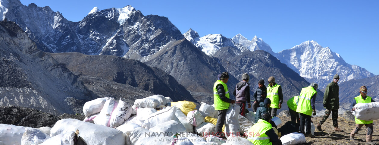 portatori portano i rifiuti raccolti dal esercito nepalese dalle montagne verso lo smaltimento