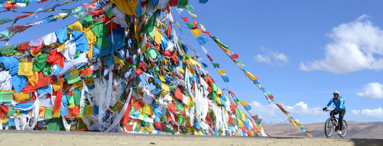 Cina e Tibet, il viaggio in bici fino a Kathmandu