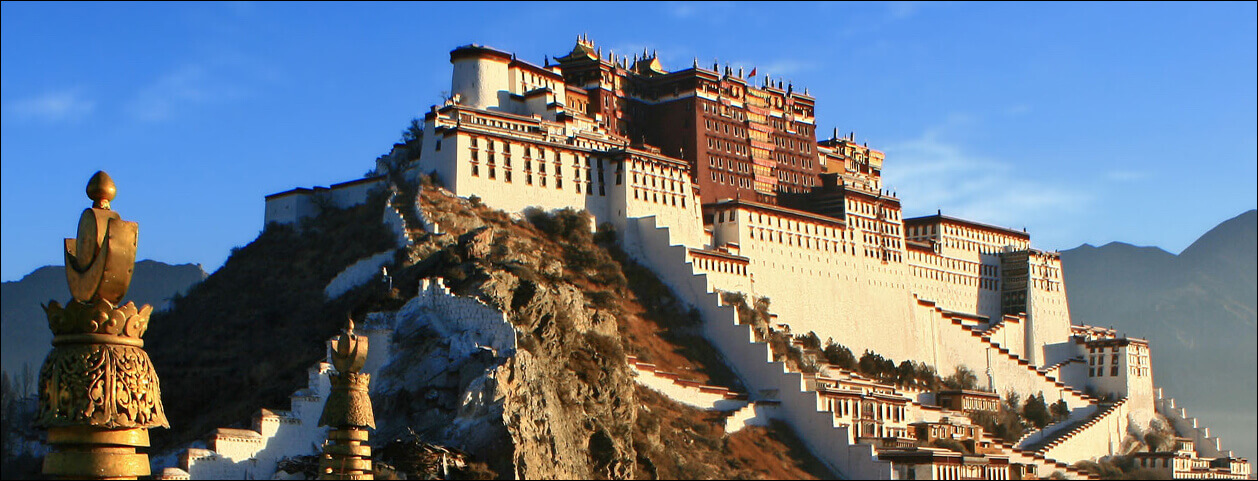 Il grandioso palazzo del Potala a Lhasa, sede dei Dalai Lama e del governo del Tibet fino al 1959.