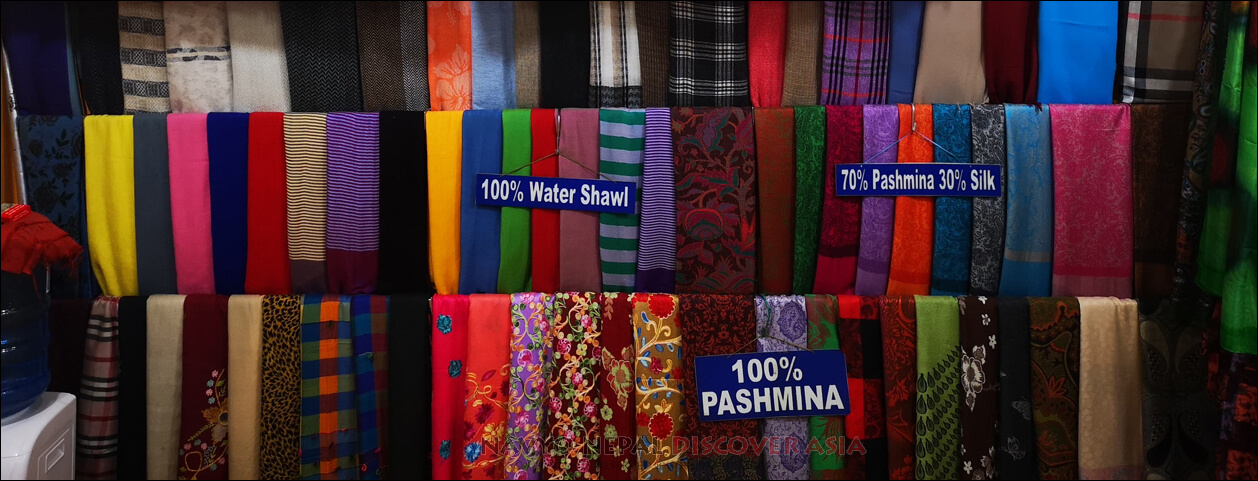 Nepal, stoffe, scialli Pashmina in un negozio di Thamel, Kathmandu