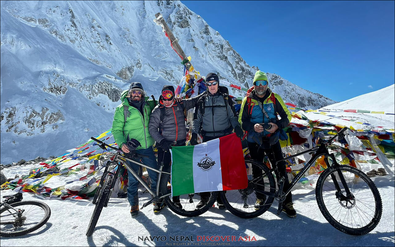 Mountain bike Nepal: sul passo del Larkye La (5106 m) nel Manaslu Himal