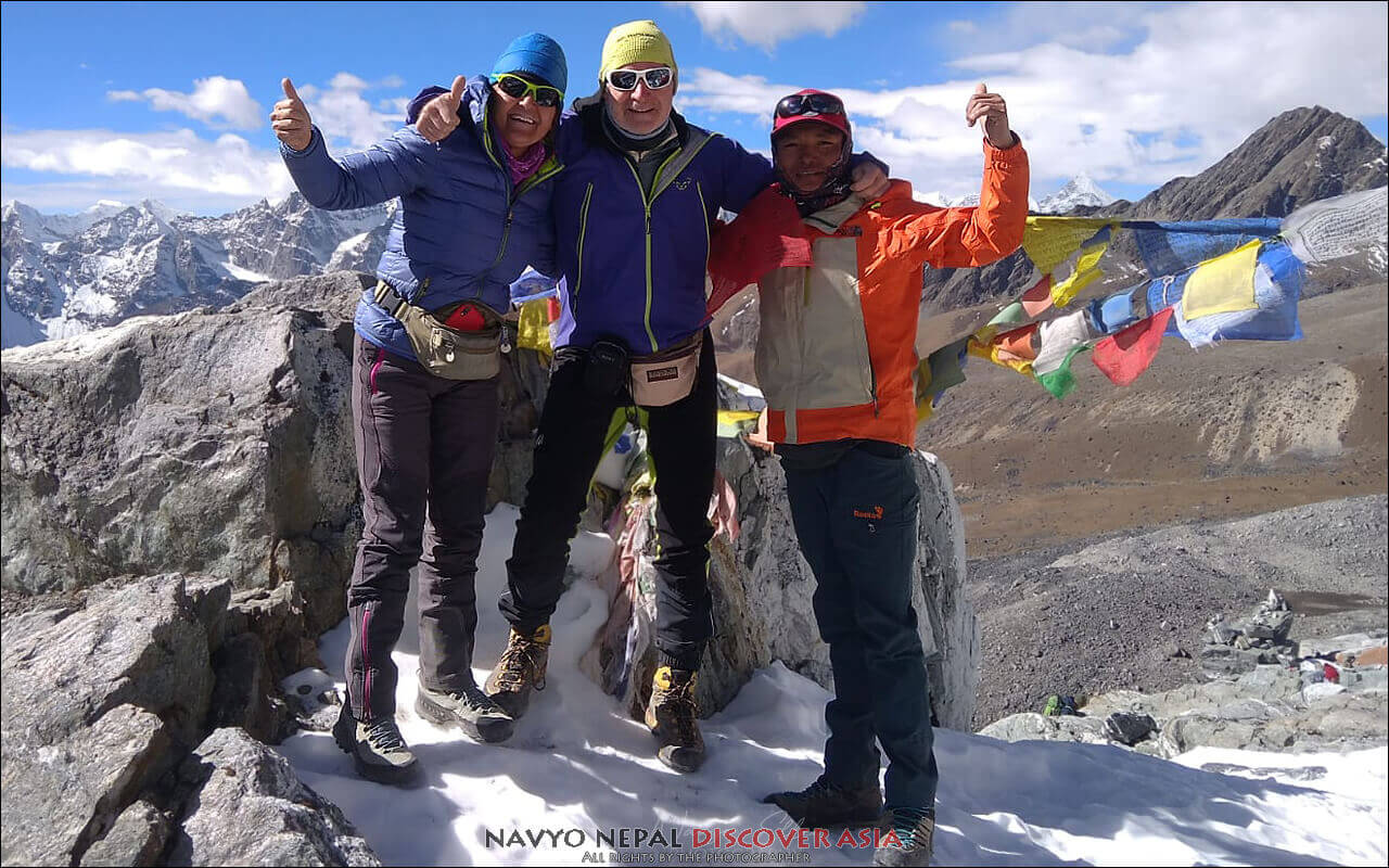 Mahalangur Himal (Khumbu, Everest), due nostri clienti sul passo del Cho La (5420 m).