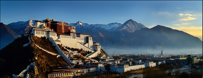 Cina, Tibet, il grande palazzo del Potala di Lhasa, una volta sede dei Dalai Lama