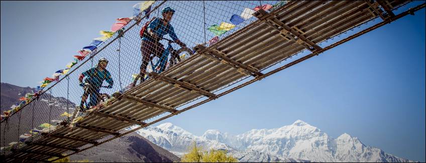 Nepal, mountain bike Annapurna, panorama da Muktinath verso il Dhaulagiri