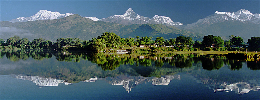 Nepal, Pokhara, il lago di Phewa e il Himalaya