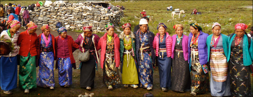 Nepal, trekking Langtang e Yolmo, donne Yolmo danzano durante una festa locale.