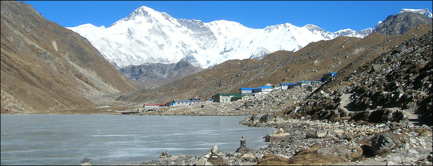 Nepal, alpeggio di Gokyo, il lago e il Cho Oyu (8210 m)