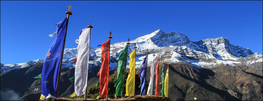 Nepal, Everest classico, il villaggio di Namche Bazar, bandiere di preghiera e il Kongde Ri.