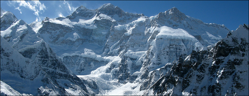 Nepal trekking del Kanchenjunga, panorama dal campo base sul massiccio del kanchenjunga